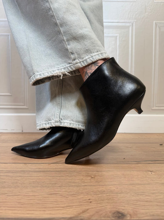 Stivaletto in pelle nero tacco basso - DivineFollie