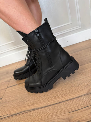 Anfibio in pelle nero suola Chunky - Ovyé