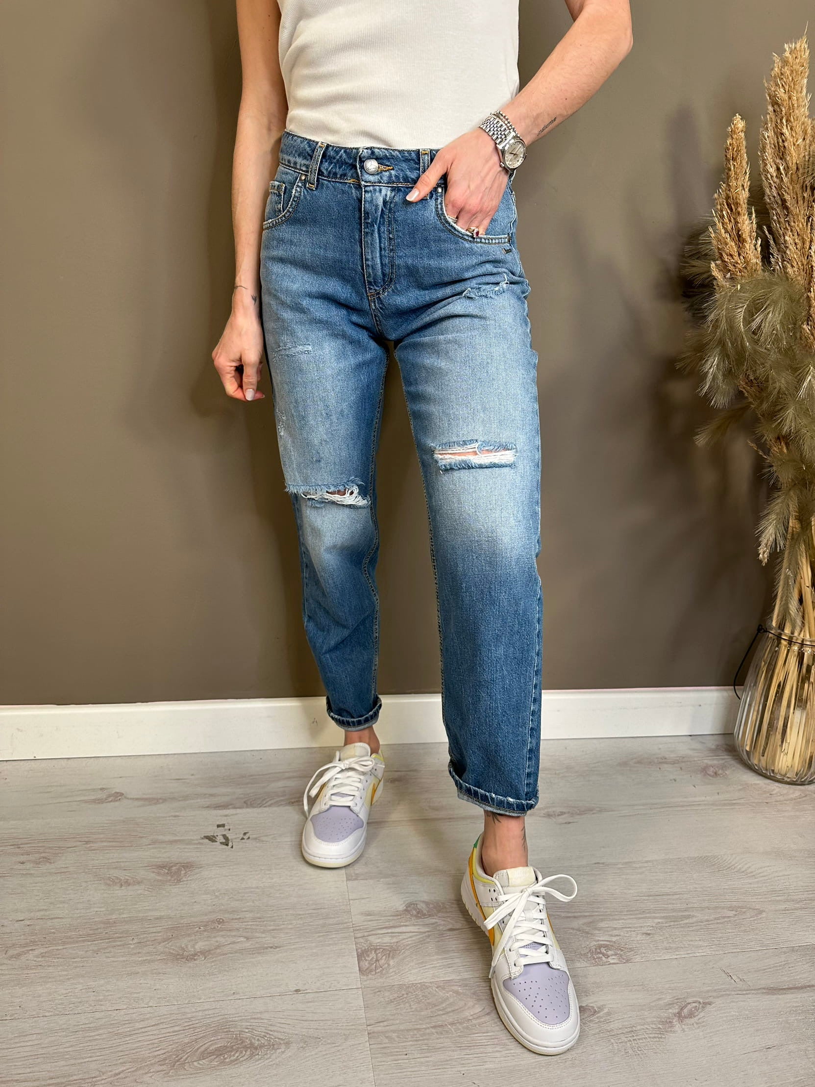 Jeans mom hot sale fit strappi