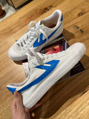 Sneakers in pelle bianca e dettaglio blu - Hola